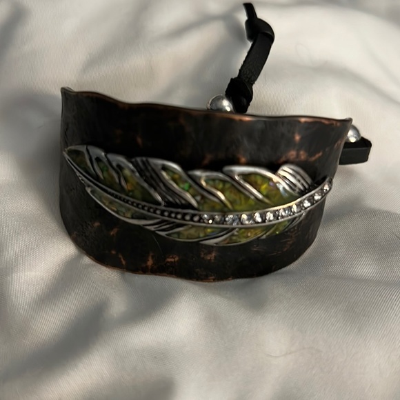 Sothwest Design Jewelry - Bronze Cuff Bracelet With Olive Mother Of Pearl Leaf